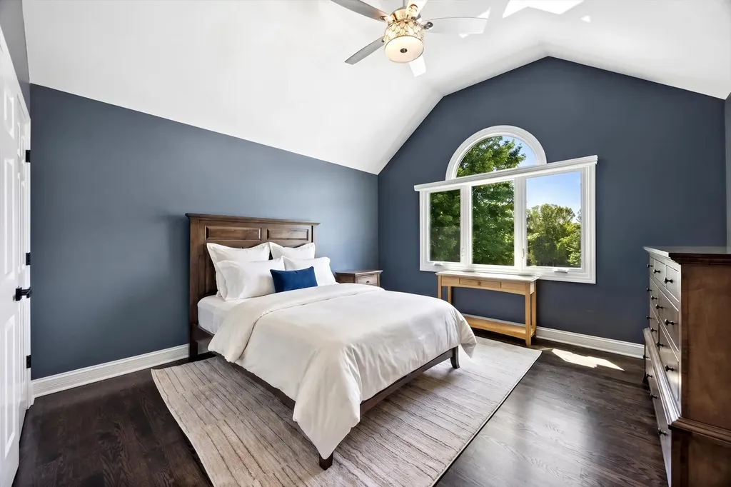 2S351 Chaucer Court Glen Ellyn IL 60137