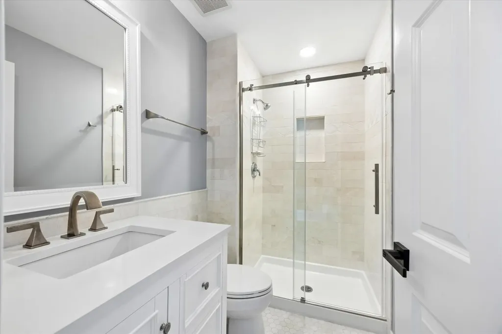 2S351 Chaucer Court Glen Ellyn IL 60137