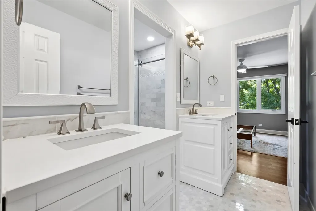 2S351 Chaucer Court Glen Ellyn IL 60137