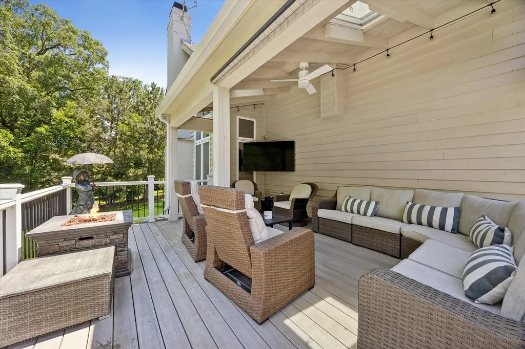 2S351 Chaucer Court Glen Ellyn IL 60137