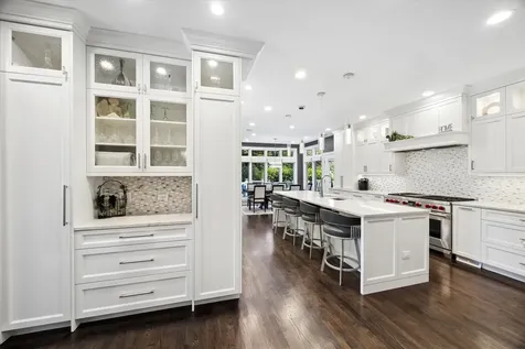 2S351 Chaucer Court Glen Ellyn IL 60137