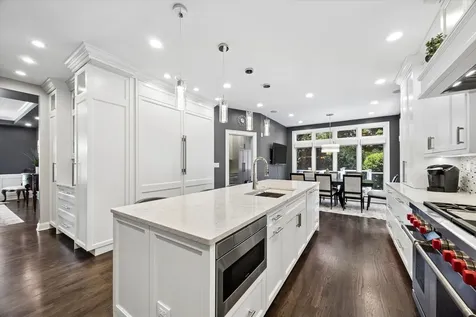 2S351 Chaucer Court Glen Ellyn IL 60137
