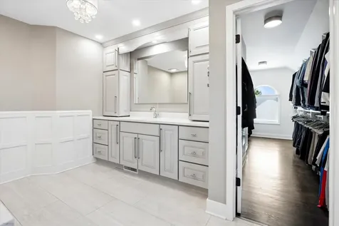 2S351 Chaucer Court Glen Ellyn IL 60137