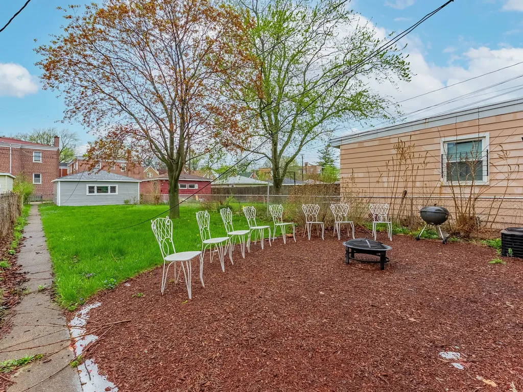 8252 South Calumet Avenue Chicago IL 60619