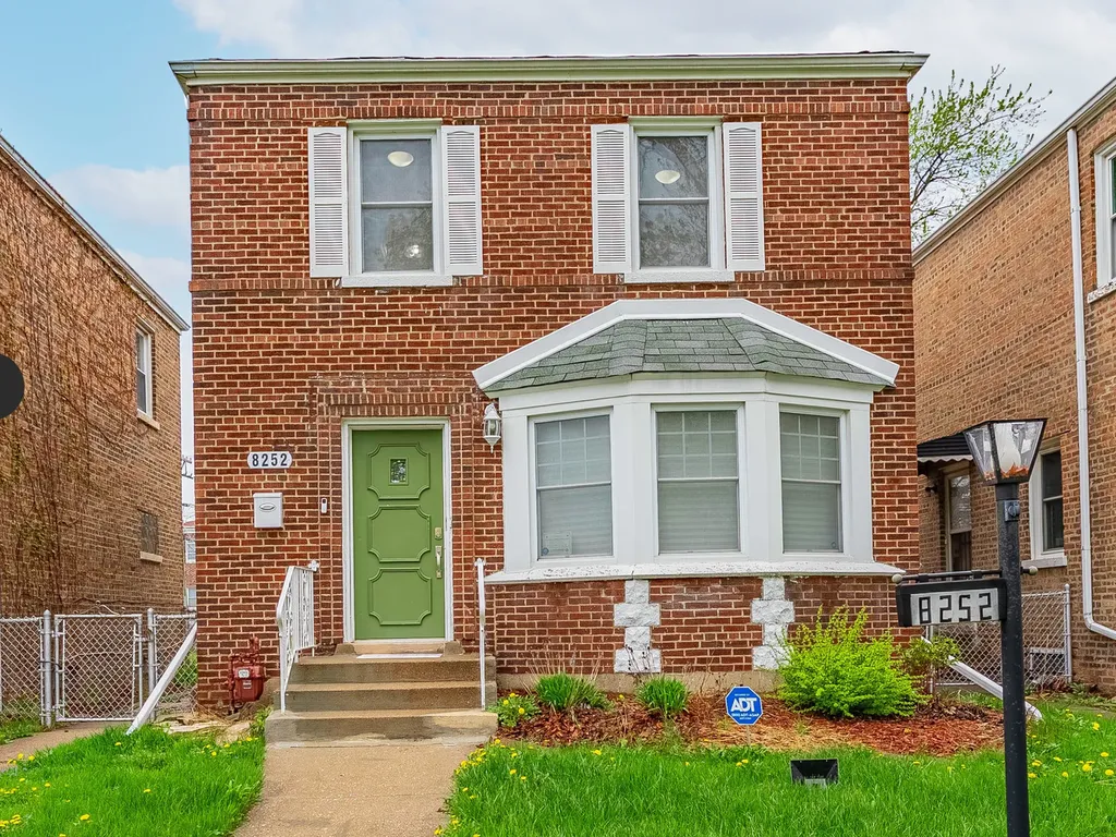 8252 South Calumet Avenue Chicago IL 60619