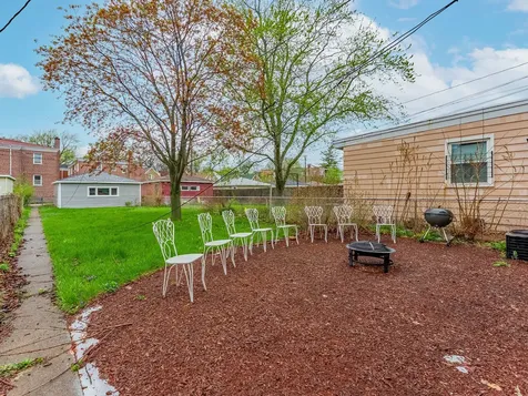 8252 South Calumet Avenue Chicago IL 60619