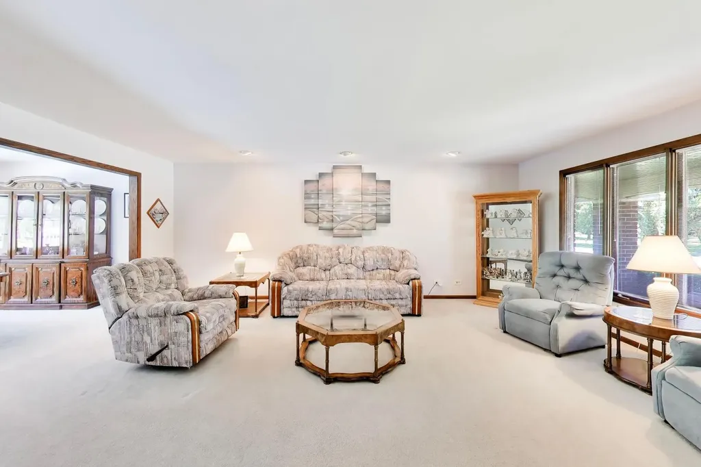 125 Lynnfield Lane Schaumburg IL 60193
