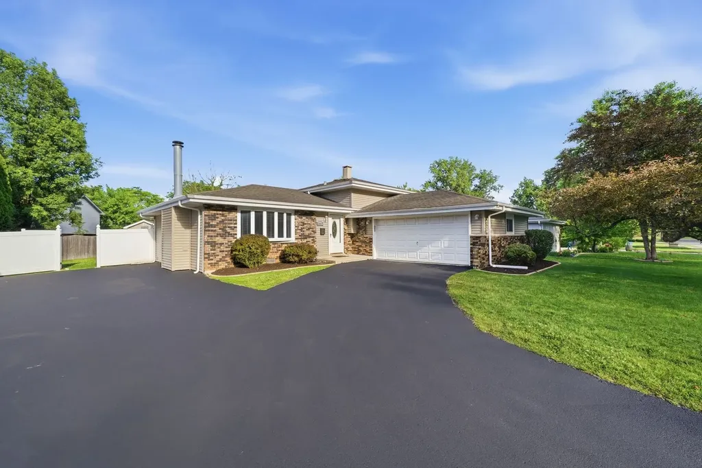 18837 West Louise Drive Lansing IL 60438