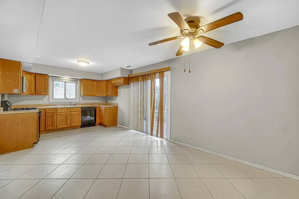 593 Iroquois Trail Carol Stream IL 60188
