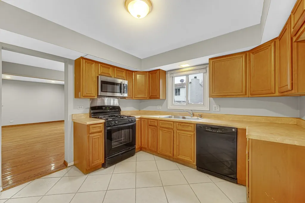 593 Iroquois Trail Carol Stream IL 60188