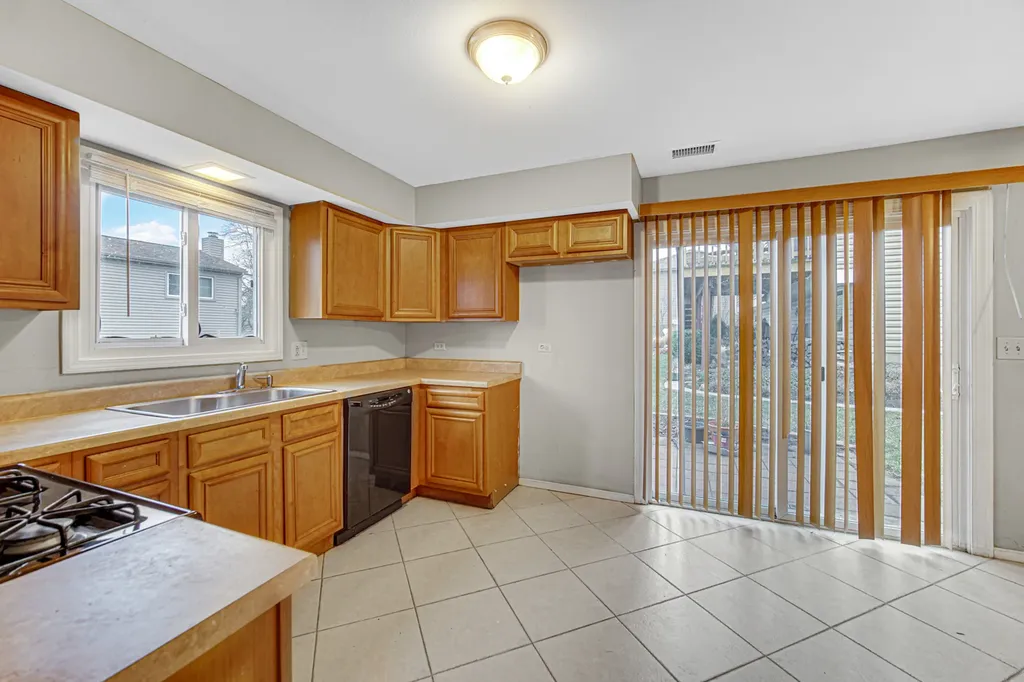 593 Iroquois Trail Carol Stream IL 60188
