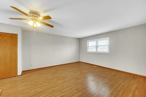 593 Iroquois Trail Carol Stream IL 60188