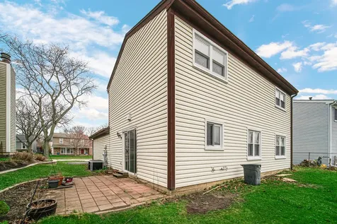 593 Iroquois Trail Carol Stream IL 60188