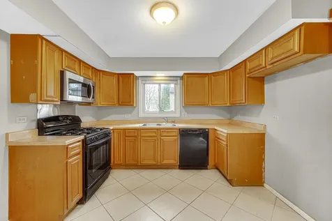 593 Iroquois Trail Carol Stream IL 60188