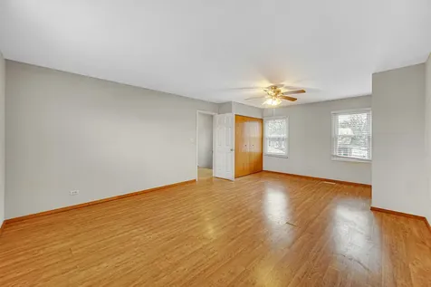593 Iroquois Trail Carol Stream IL 60188