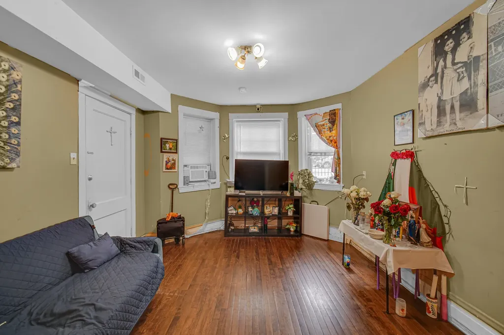 3854 West Diversey Avenue Chicago IL 60647