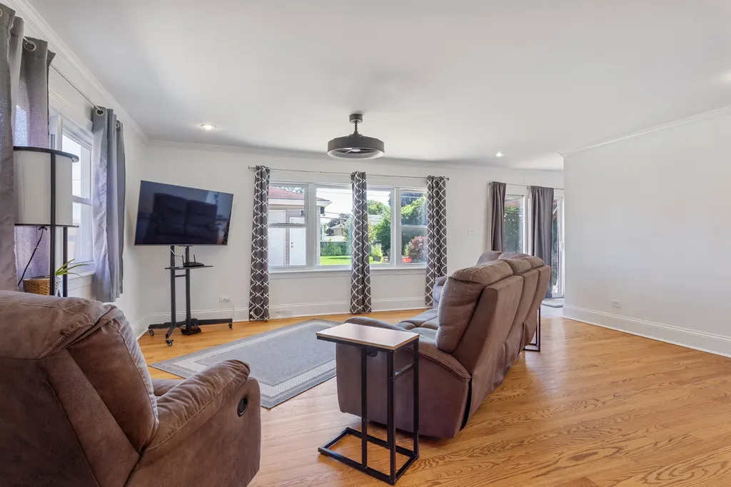 8219 West Summerdale Avenue Chicago IL 60656