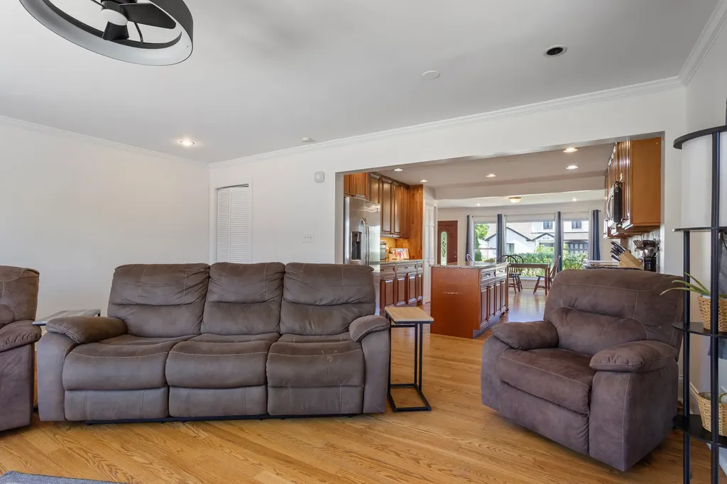 8219 West Summerdale Avenue Chicago IL 60656