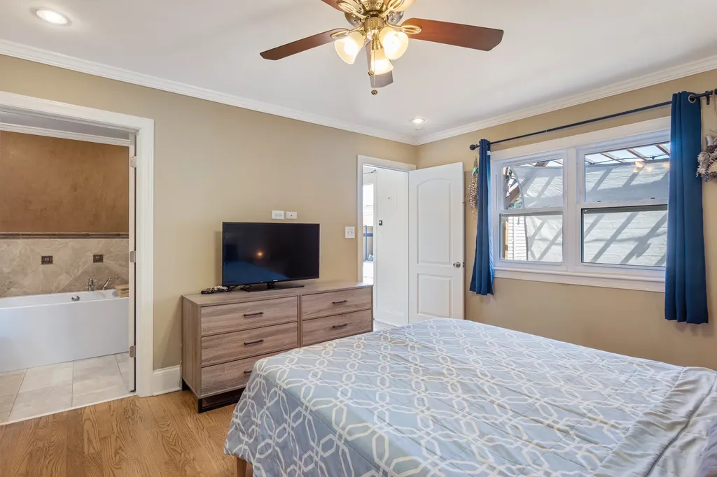 8219 West Summerdale Avenue Chicago IL 60656