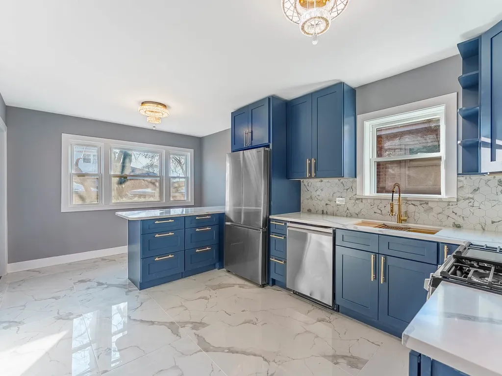 3053 West 77th Street Chicago IL 60652