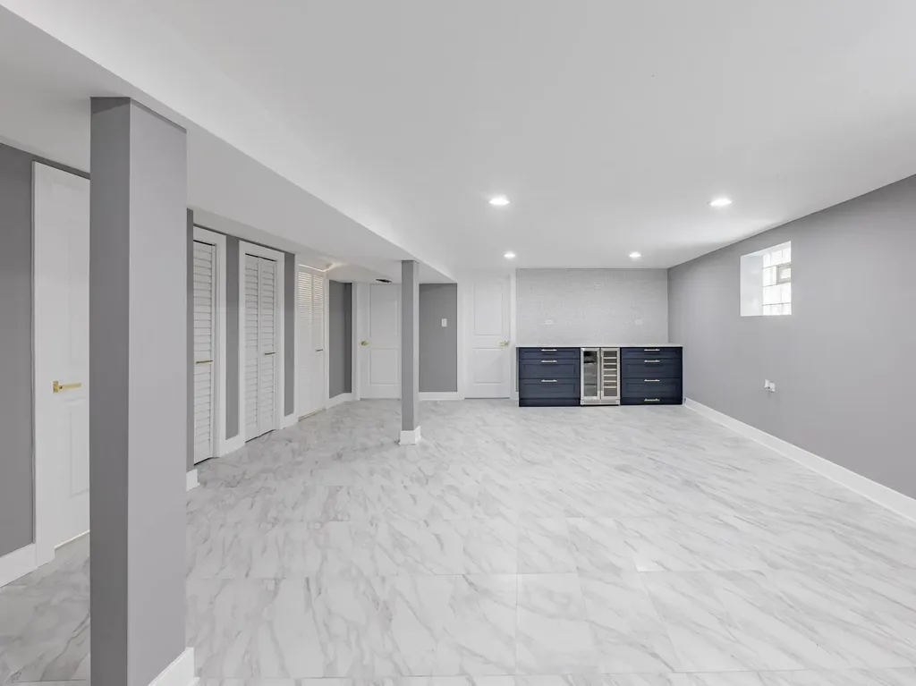 3053 West 77th Street Chicago IL 60652