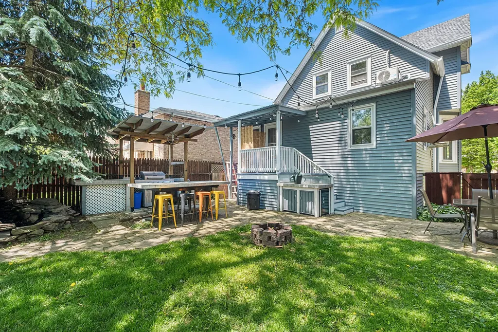 4949 West Winona Street Chicago IL 60630