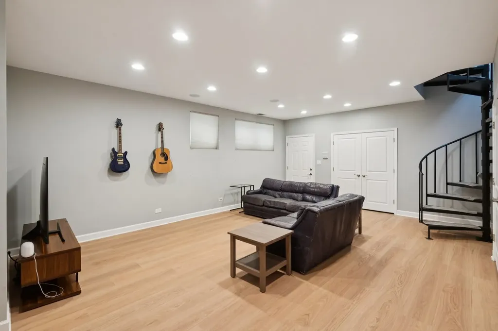 2130 West Le Moyne Street Chicago IL 60622