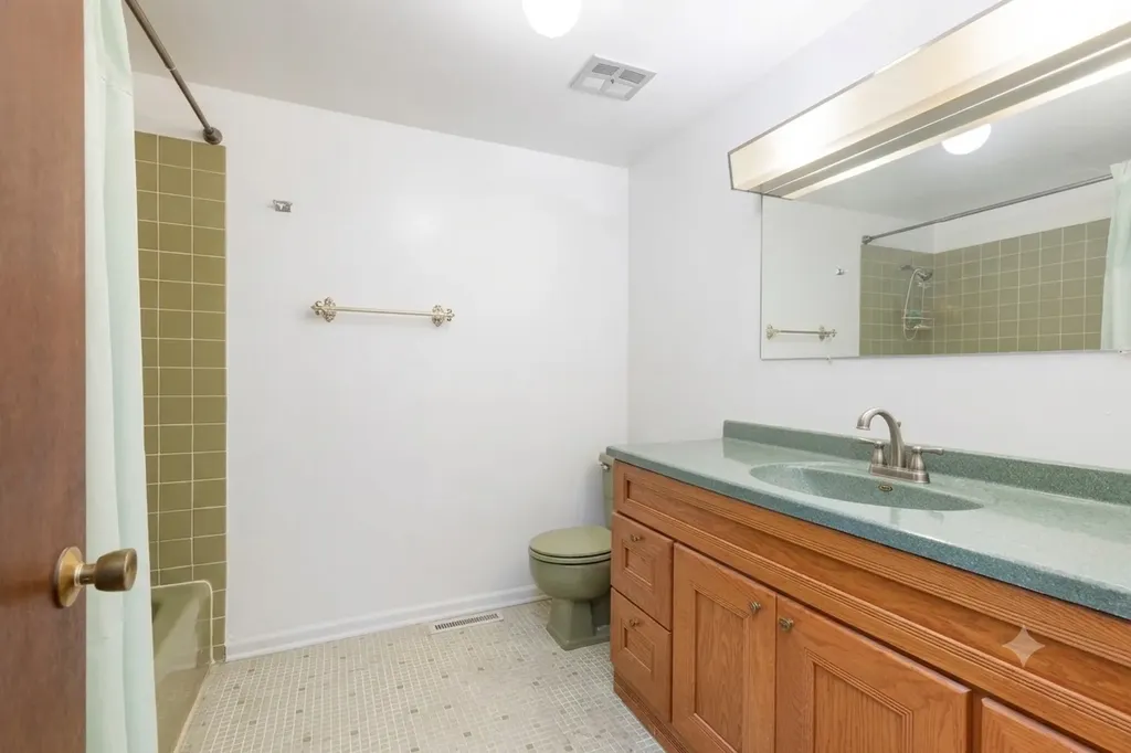 762 Oakwood Drive Westmont IL 60559