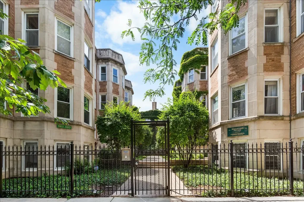 867 West Cornelia Avenue Chicago IL 60657