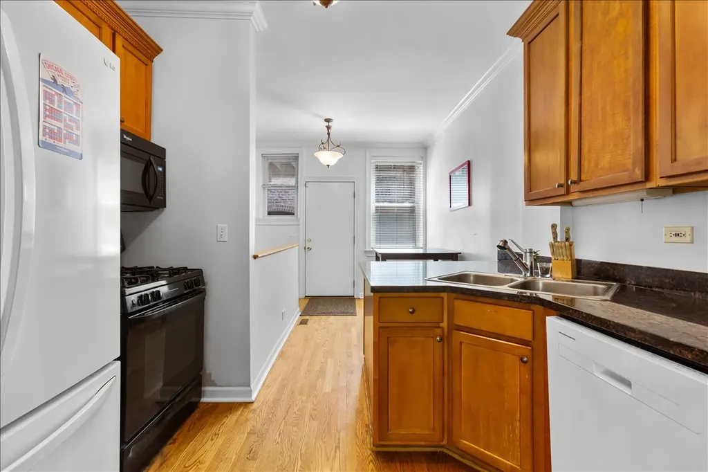 867 West Cornelia Avenue Chicago IL 60657