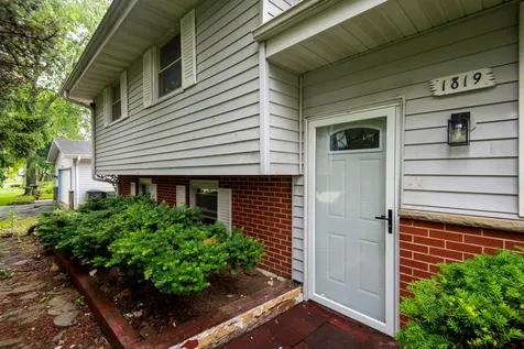 1819 Elmwood Drive Lindenhurst IL 60046