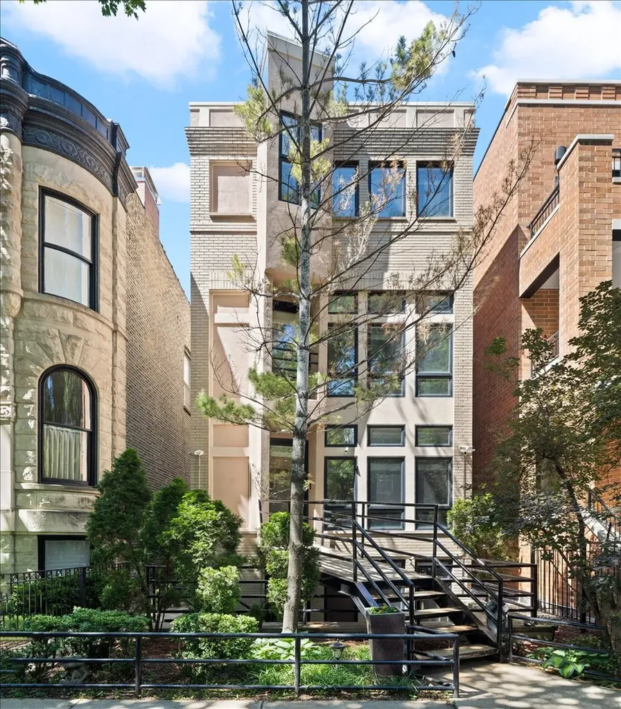 930 West Wolfram Street Chicago IL 60657