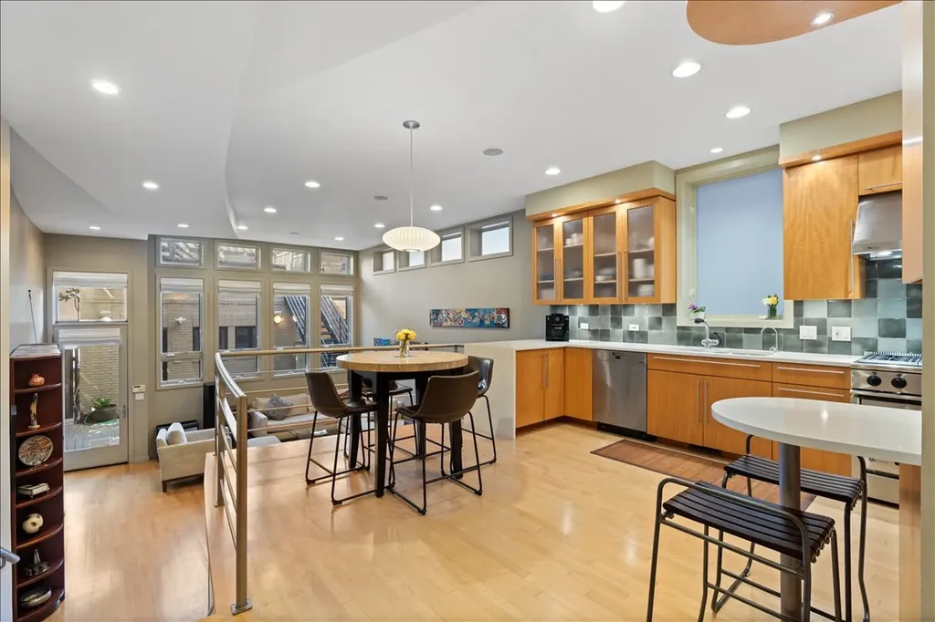 930 West Wolfram Street Chicago IL 60657