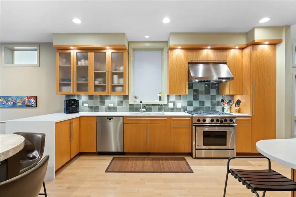 930 West Wolfram Street Chicago IL 60657