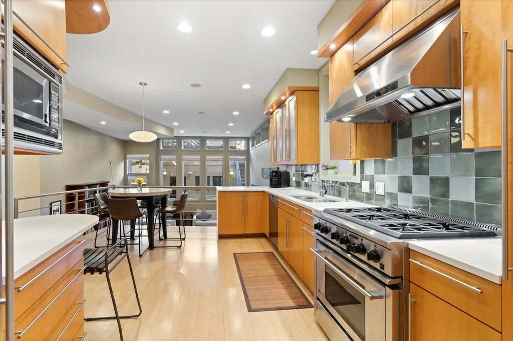 930 West Wolfram Street Chicago IL 60657