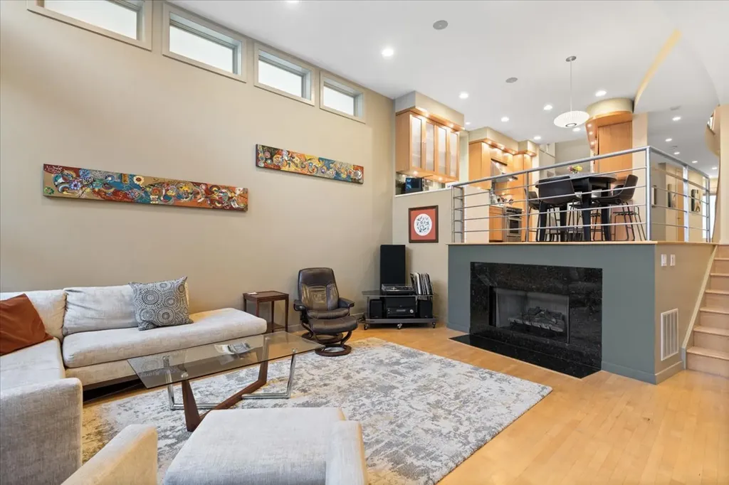 930 West Wolfram Street Chicago IL 60657
