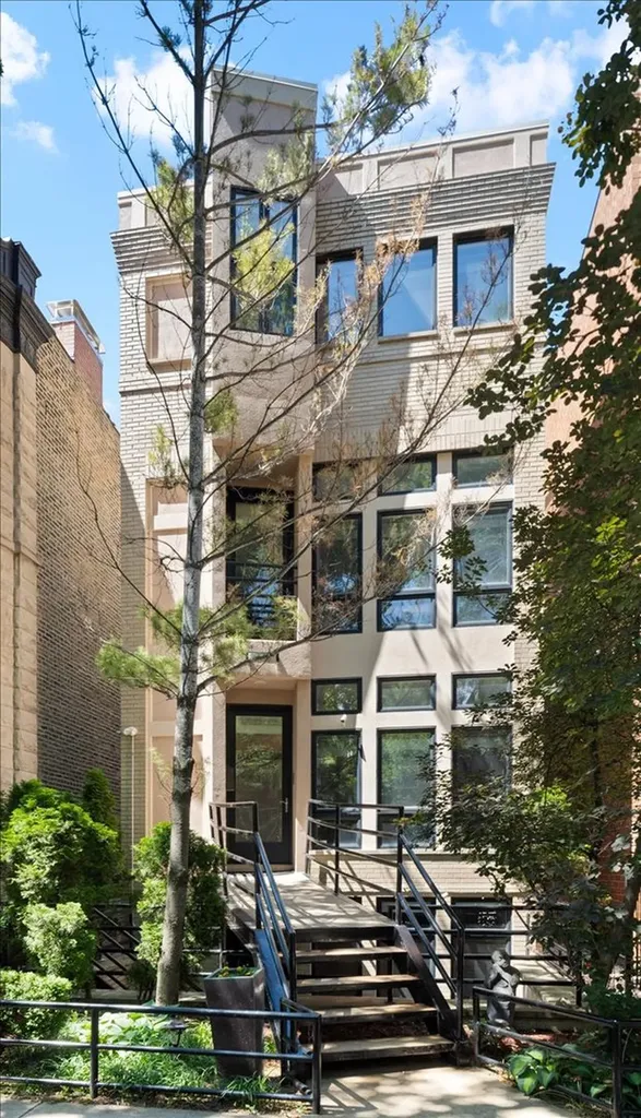 930 West Wolfram Street Chicago IL 60657