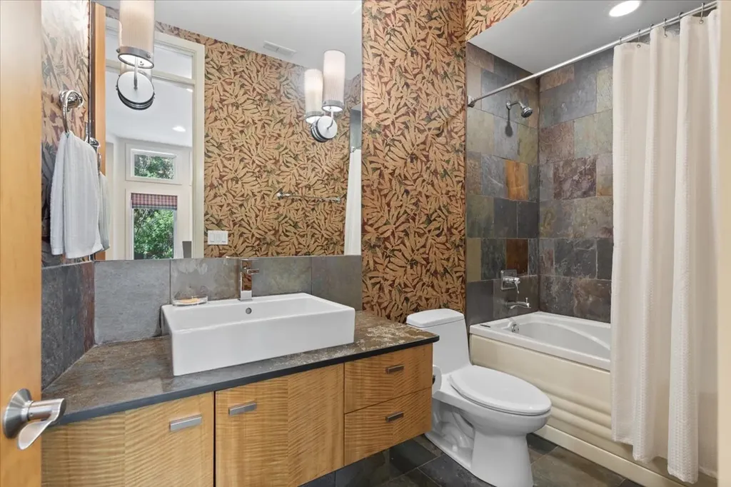930 West Wolfram Street Chicago IL 60657