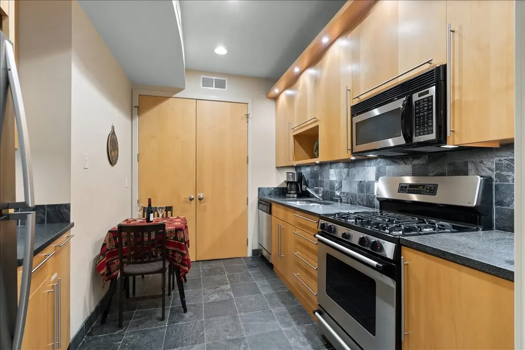 930 West Wolfram Street Chicago IL 60657