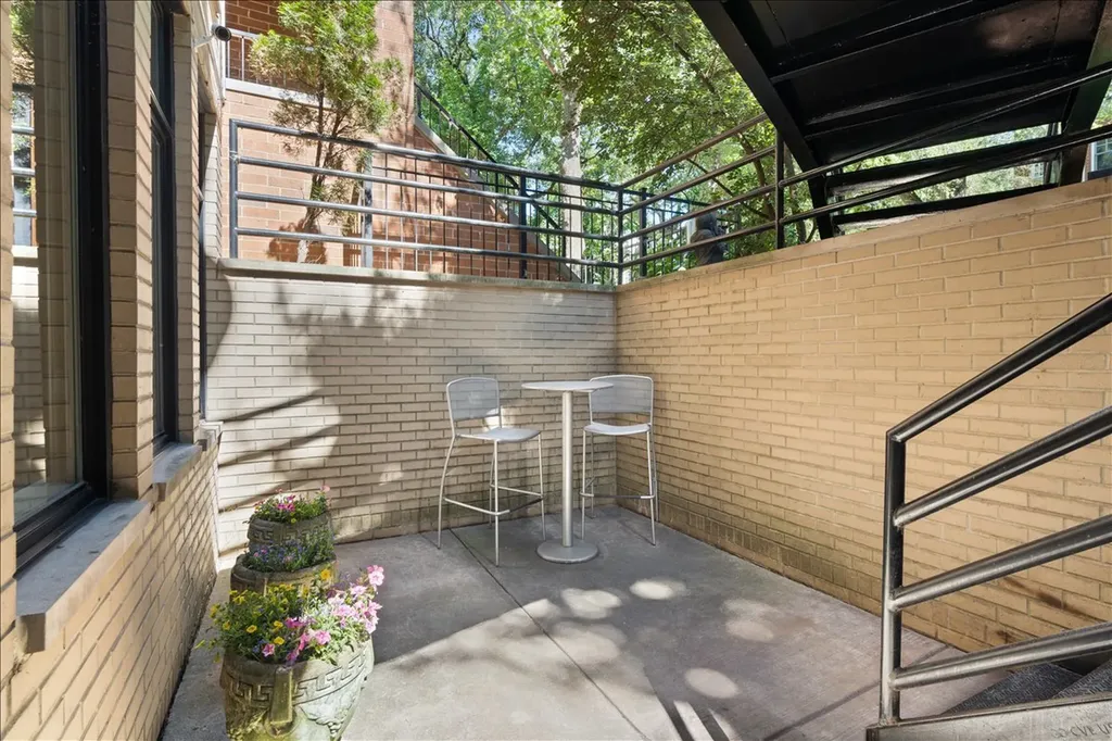 930 West Wolfram Street Chicago IL 60657