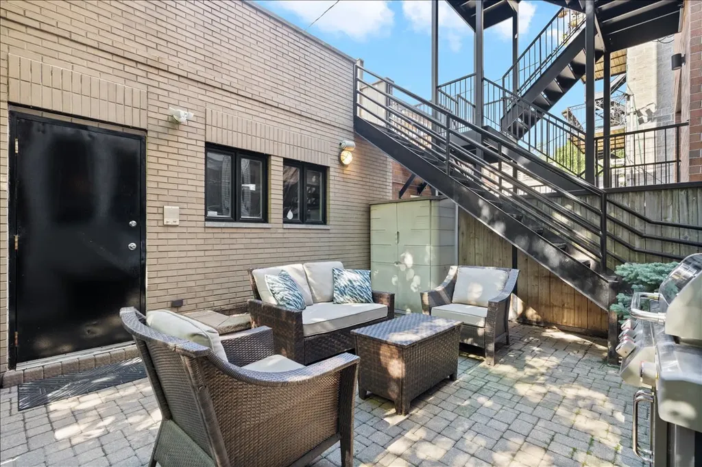 930 West Wolfram Street Chicago IL 60657