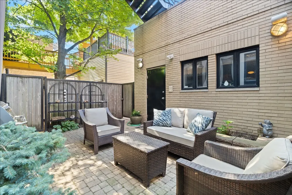930 West Wolfram Street Chicago IL 60657