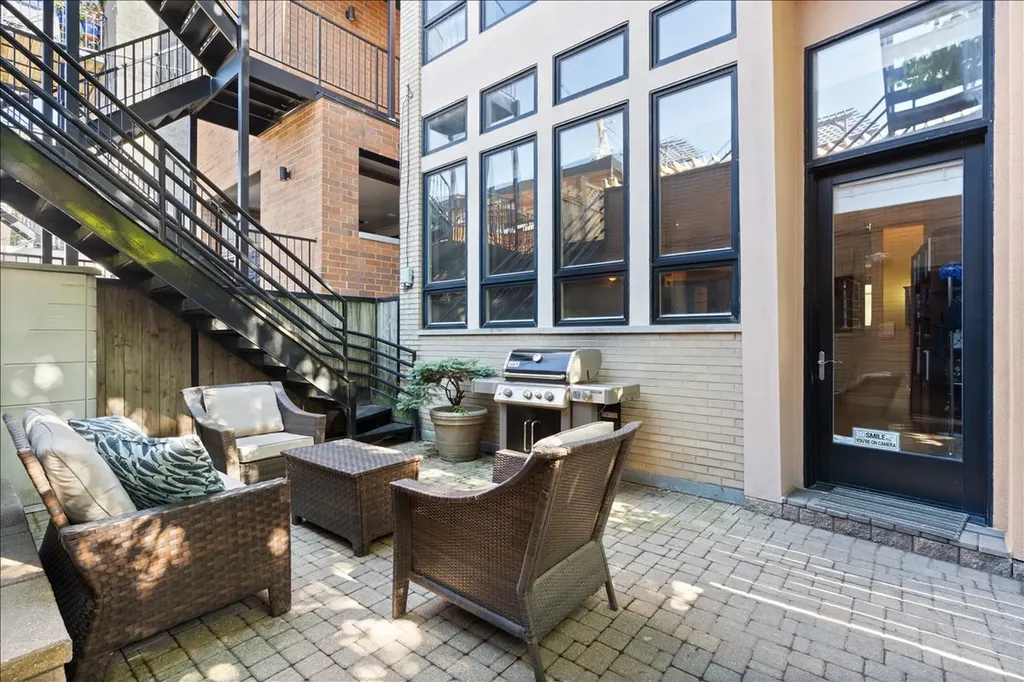 930 West Wolfram Street Chicago IL 60657