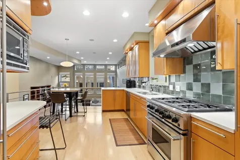 930 West Wolfram Street Chicago IL 60657
