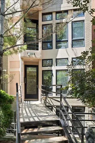 930 West Wolfram Street Chicago IL 60657