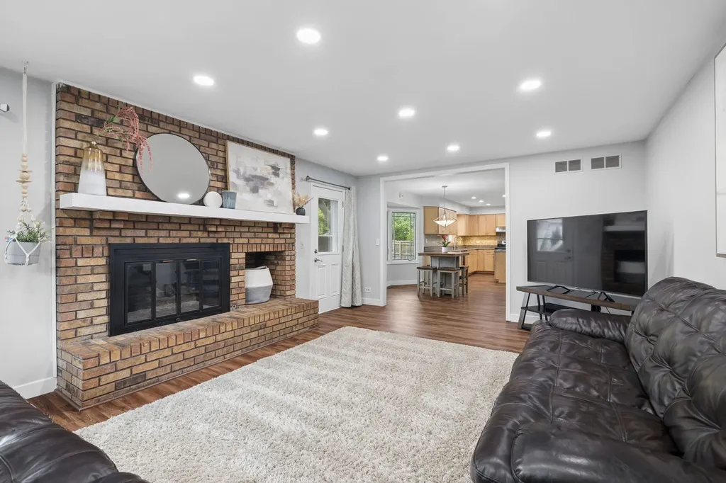 616 Edward Road Naperville IL 60540