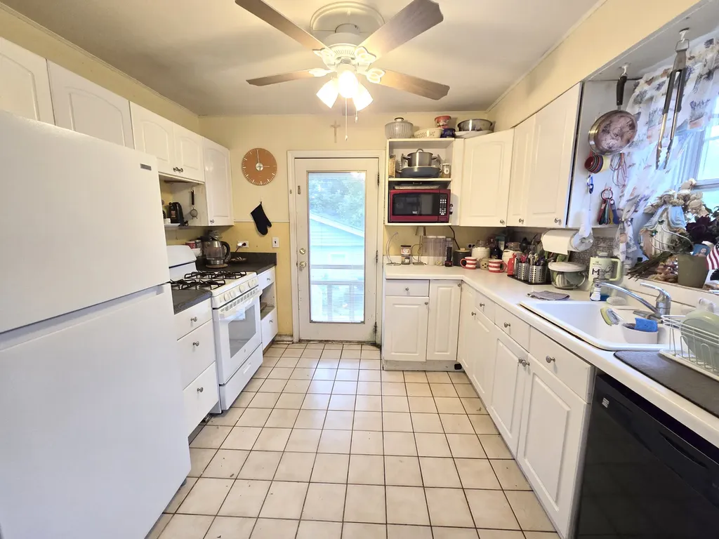 23W563 Woodworth Place Roselle IL 60172