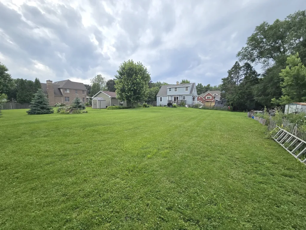 23W563 Woodworth Place Roselle IL 60172