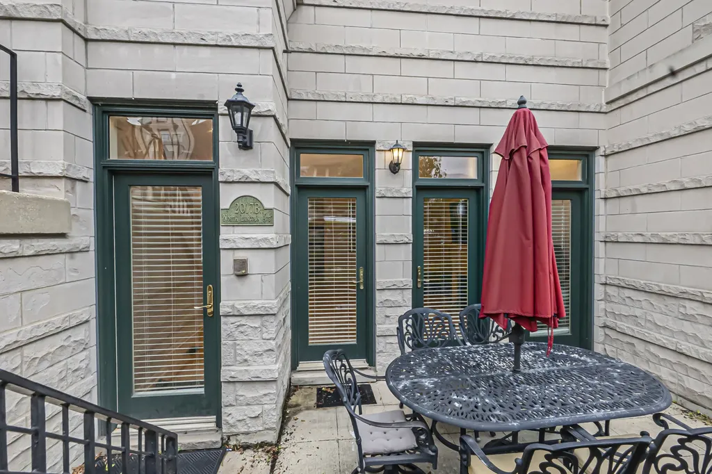 2017 North Lincoln Avenue Chicago IL 60614