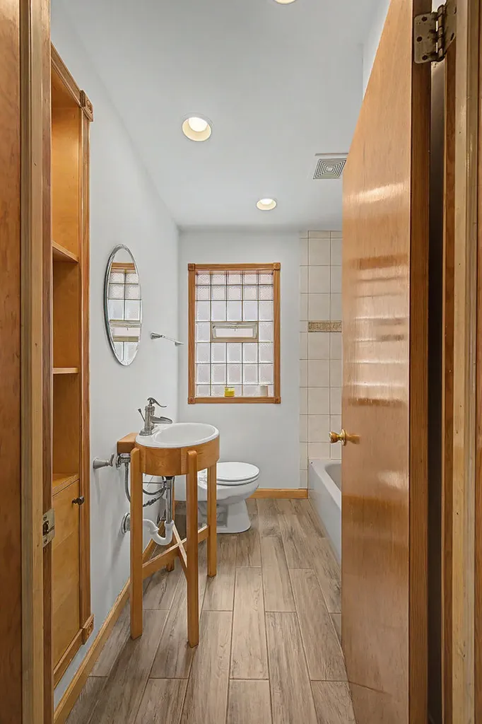 11011 South Avenue L Chicago IL 60617